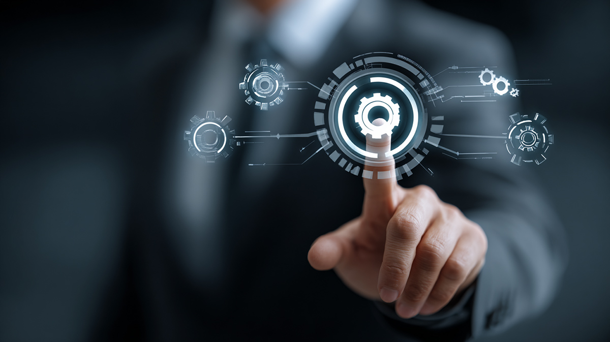 Personne appuyant sur un écran tactile transparent où des logos sont affichés